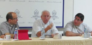El P. Ángel Andrés González, izq. Mons. Emilio Aranguren, El P. Pablo Emilio Presilla