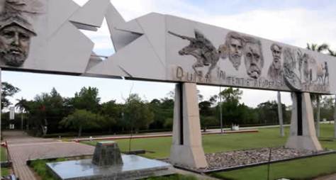 Detrás del friso los jardines y el monumento con los restos de Calixto García