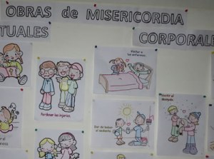 Un cartel parroquial con 'las obras de misericordia'
