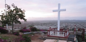 Delante de la Cruz las plataformaspara el coro, invitados,prensa y la cámara de televisióm