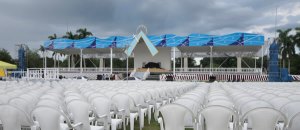 en la plaza sólo falta cologar al Niño Jesús en brazos de su Madre