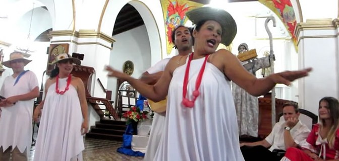 FE Y CULTURA EN                                   ALTARES DE CRUZ EN HOLGUÍN