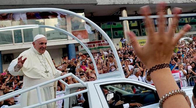 SONRISA PAPAL PARA                                       LA BANDERA CUBANA